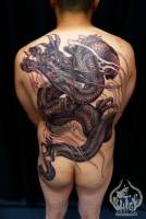 Tatuaje de un dragón en la espalda entera