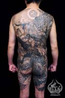 Tatuaje de un samurai junto su halcón para la espalda entera