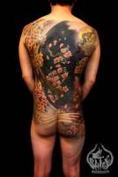 Tatuaje japonés de espalda entera. Tatuaje de flores volando