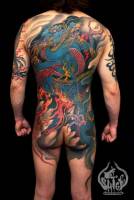 Tatuaje de un dragon rodeado de fuego. Tattoo para la espalda 
