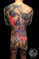 Tatuaje de una geisha  y paisaje para la espalda entera