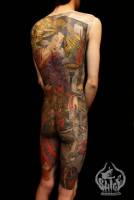 Tatuaje japonés de espalda entera de una geisha