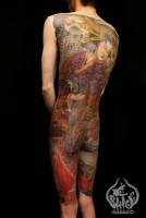 Tatuaje de cuerpo entero una geisha y esqueletos