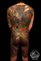 Tatuaje  japonés de un guerrero samurai a espalda entera