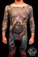 Tatuaje de cuerpo entero de una serpiente, agua y varios seres míticos japoneses