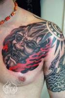 Tatuaje de un demonio entre fuego