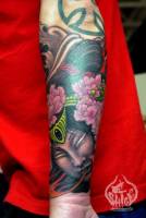 Tatuaje japonés en el antebrazo, una diosa con flores en el pelo