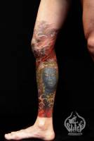 Tatuaje de un ogro japonés en la pierna