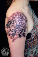 Tatuaje para mujeres de una flor en el hombro