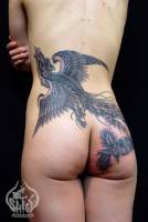 Tatuaje de un ave fénix en el culo