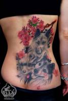 Tatuaje de perritos con algunas flores