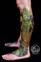 Tatuaje de un dios hindú en la pierna