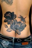 Tatuaje de unas flores y una libélula