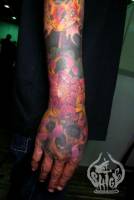 Tatuaje de una calavera y algunas flores. Tattoo en la mano