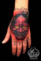 Tatuaje de demonio Hanya en la mano
