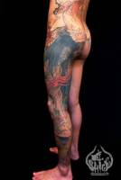 Tatuaje de un zombie japonés en la pierna