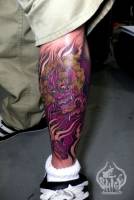 Tatuaje japonés en la pierna de un ogro envuelto en fuego