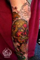 Tattoo de un ogro japonés en la pierna