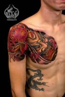 Tatuaje de un demonio japonés y una flor