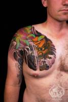 Tatuaje de un ogro japonés entre olas de agua