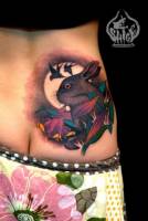 Tatuaje de conejo en la cadera.