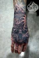 Tatuaje en la mano de una calavera