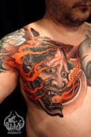 Tatuaje de la cara del demonio japonés en llamas
