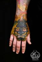 Tatuaje de la cabeza de León Fu en la mano