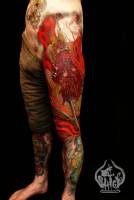 Tatuaje de un dragón rojo en las piernas