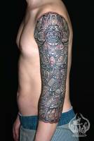 Tatuaje Maori en medio brazo
