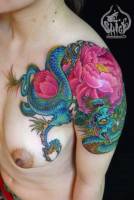 Tatuaje de dragón enroscado a una flores