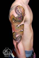 Tattoo de serpiente en el brazo