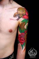 Tatuaje de serpiente en el brazo con rosas