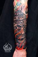 Tatuaje de una calavera con casco, tatuaje en el brazo