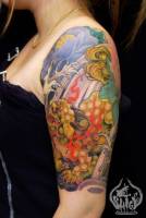 Tattoo de León de Fu entre agua y flores. Tatuaje de Medio brazo