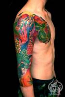 Tatuaje de un ave fénix bajando por el brazo 