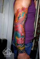 Tatuaje de un fénix en el antebrazo, en color