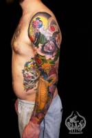 Tatuaje de un señor riendo y unas carpas para el brazo