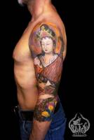 Tatuaje de una geisha tocando una especie de laud