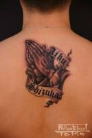 Tatuaje de rezo en la espalda con etiqueta para nombre