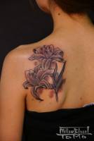 Tattoo de flores en la espalda