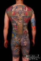 Tatuaje de calaveras, cruz y dragones en la espalda entera