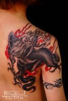 Tatuaje de un dragón entre llamas