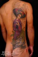 Tatuaje de una geisha paseando para la espalda entera