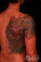 Tatuaje de un dragon a color  en la espalda y hombro