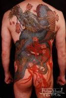 Tattoo de un dragón entre fuego y flores. Tatuaje para la espalda entera