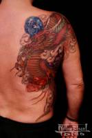Tatuaje de un dragon rodeado de calaveras