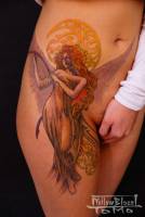 Tattoo de Angel en la cadera.