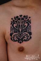 Tattoo de cara maori en el pecho