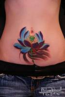 Tatuaje de flor en la barriga.